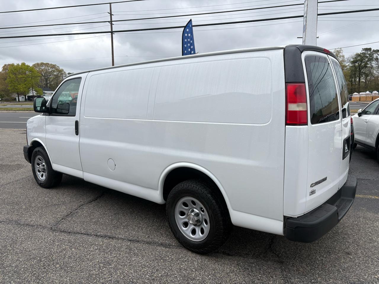 Chevrolet Express Cargo Van RWD 1500 135" 2009
