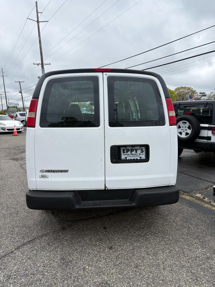 Chevrolet Express Cargo Van RWD 1500 135" 2009