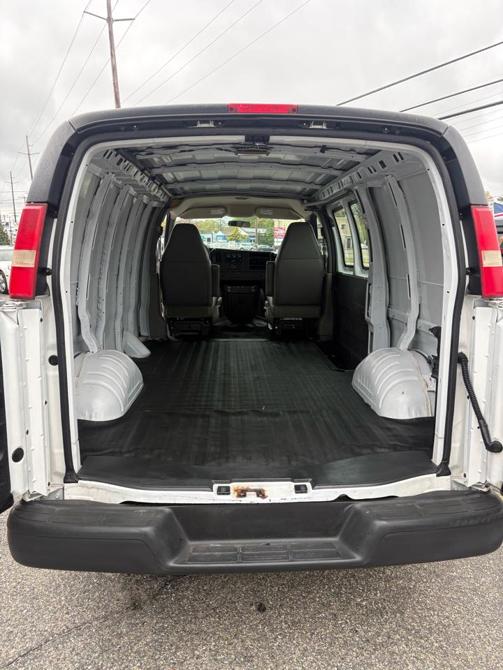 Chevrolet Express Cargo Van RWD 1500 135" 2009