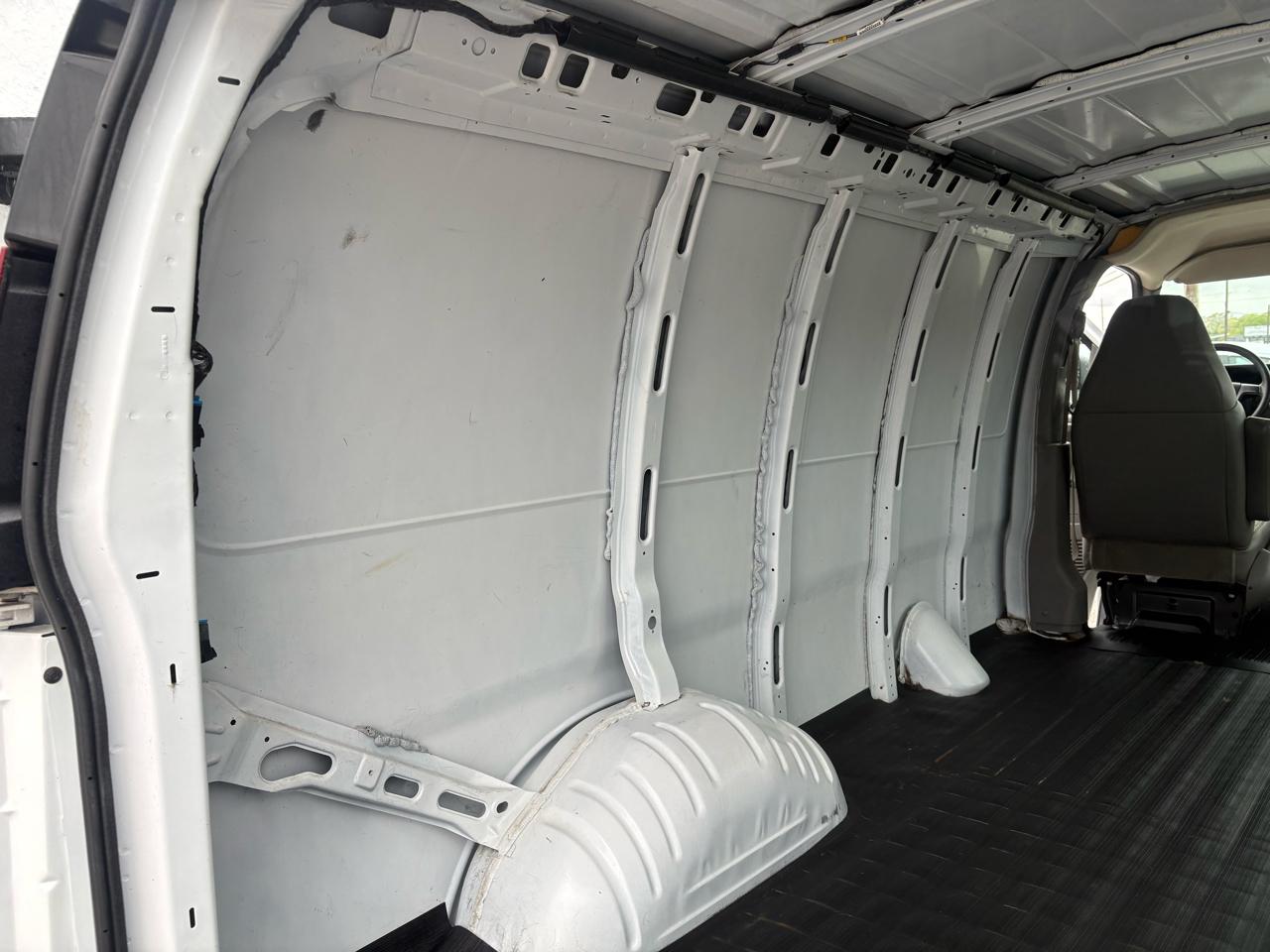 Chevrolet Express Cargo Van RWD 1500 135" 2009