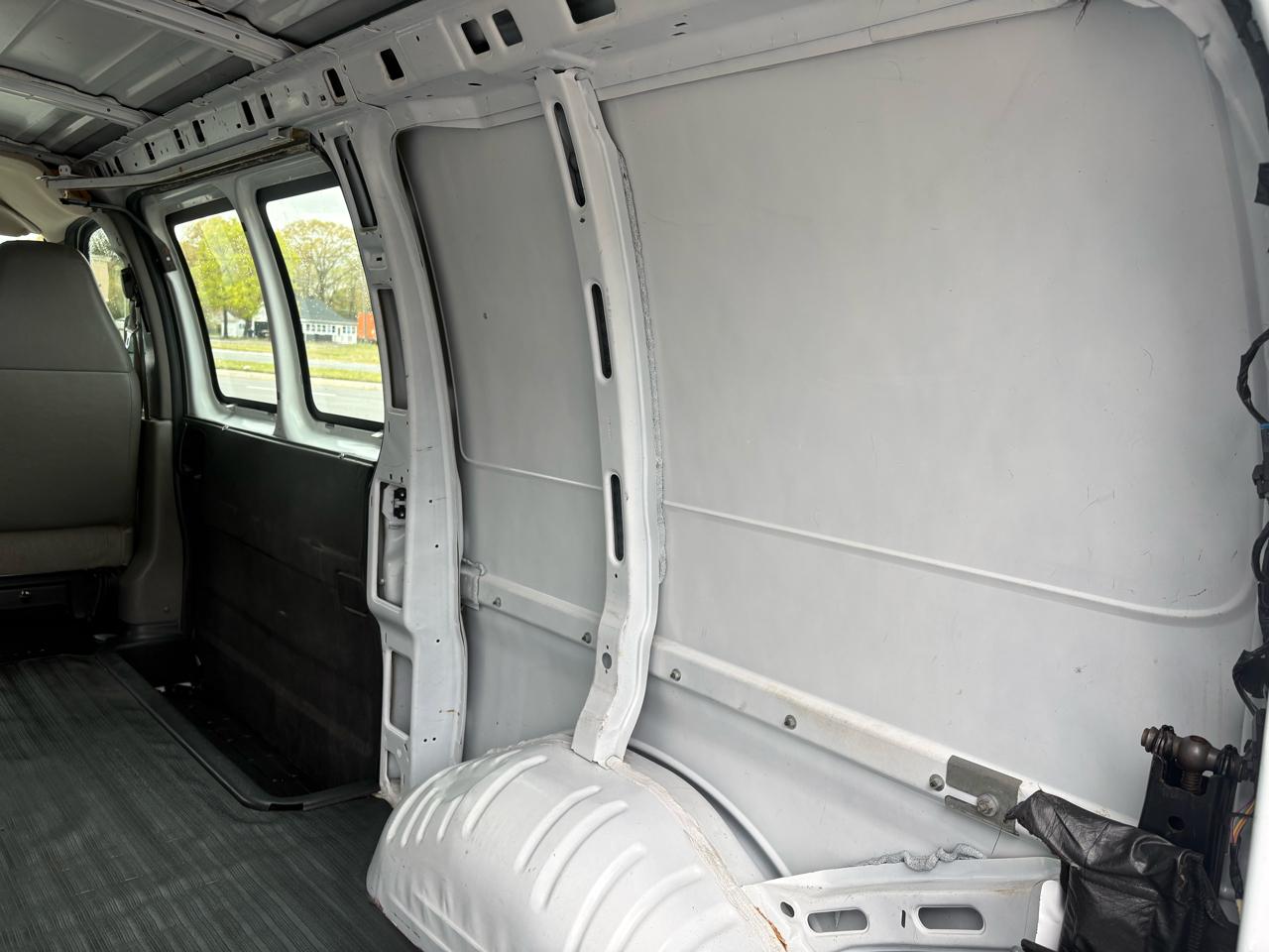 Chevrolet Express Cargo Van RWD 1500 135" 2009