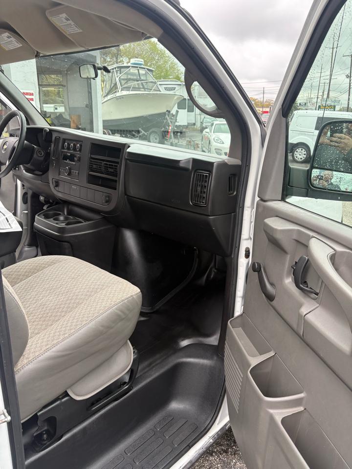 Chevrolet Express Cargo Van RWD 1500 135" 2009
