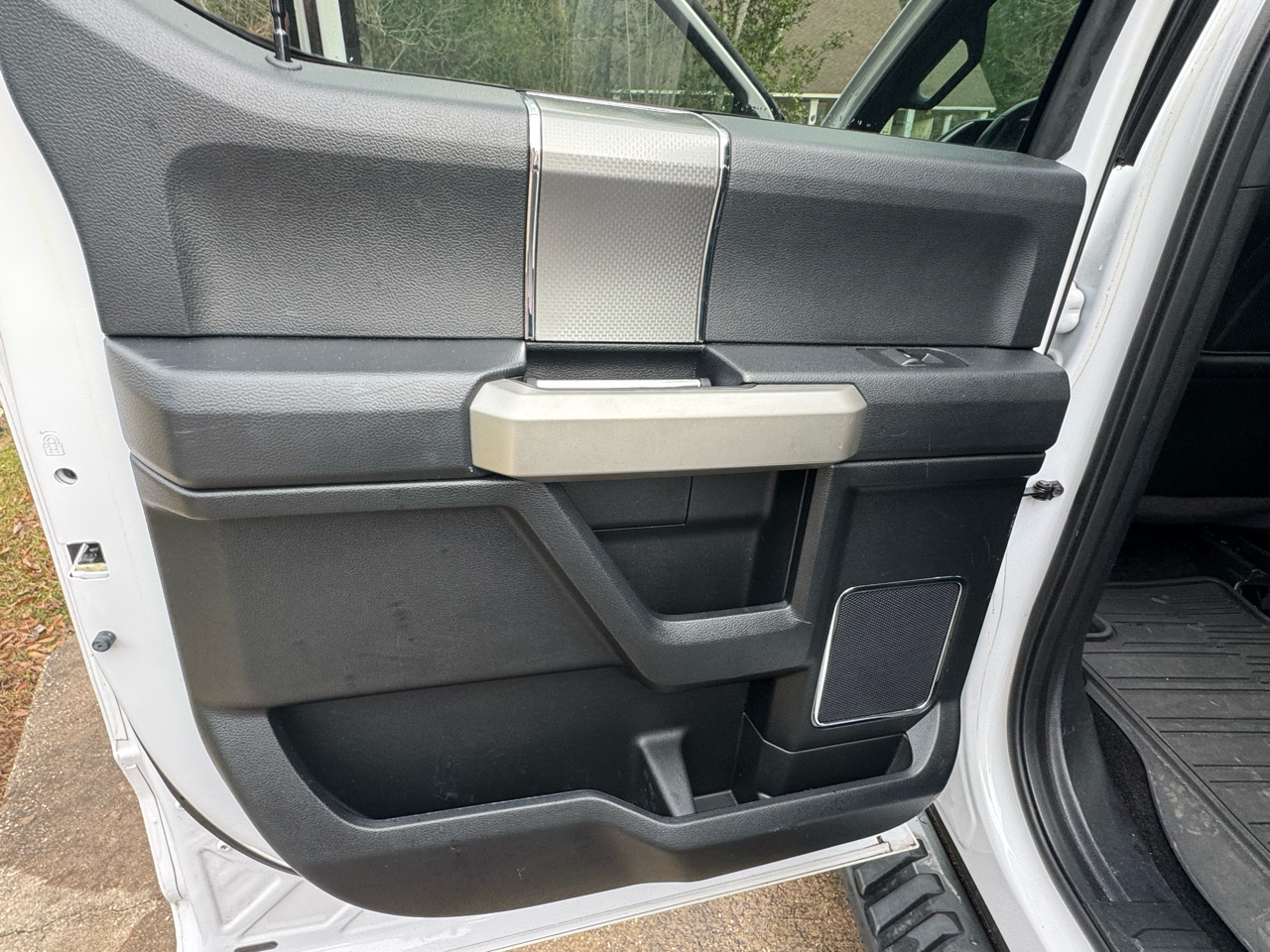 Ford F-150 2WD SuperCrew 145" Lariat 2017