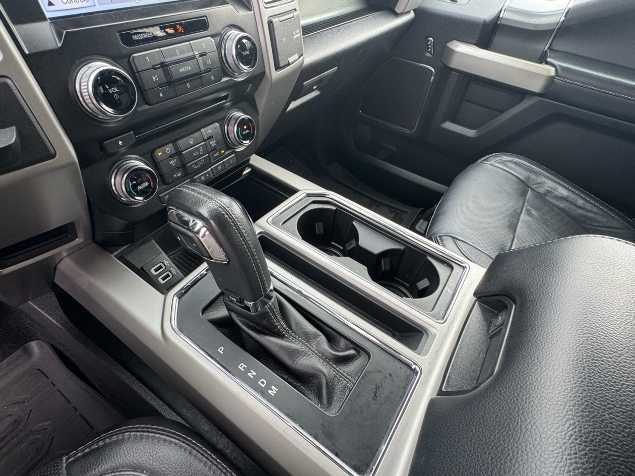 Ford F-150 2WD SuperCrew 145" Lariat 2017