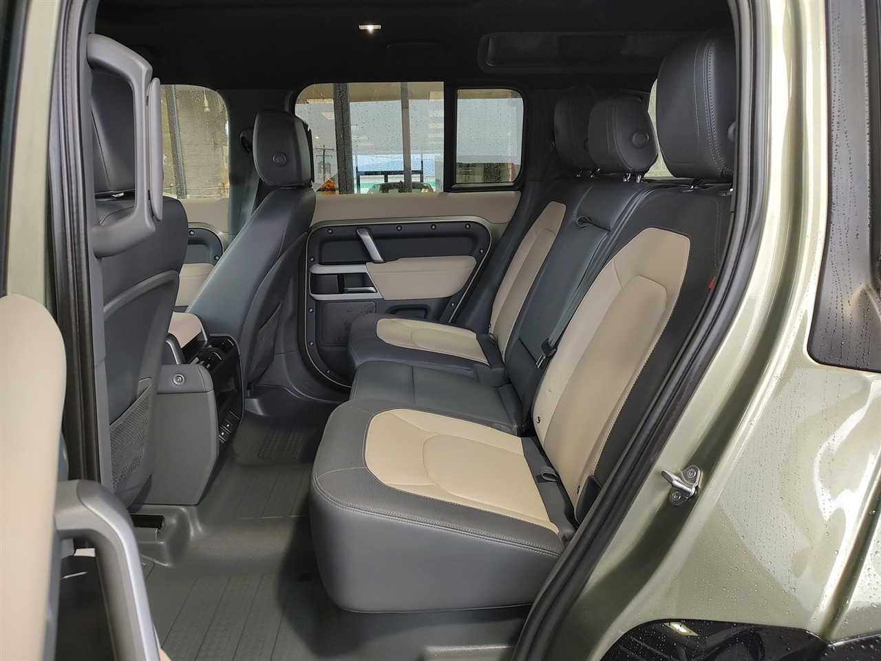 Land Rover Defender  2023