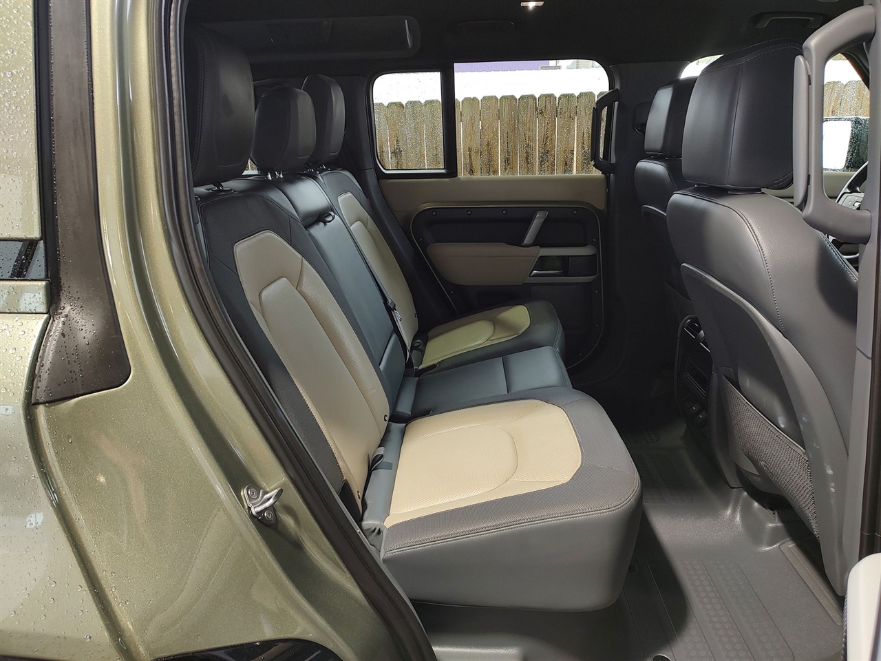 Land Rover Defender  2023