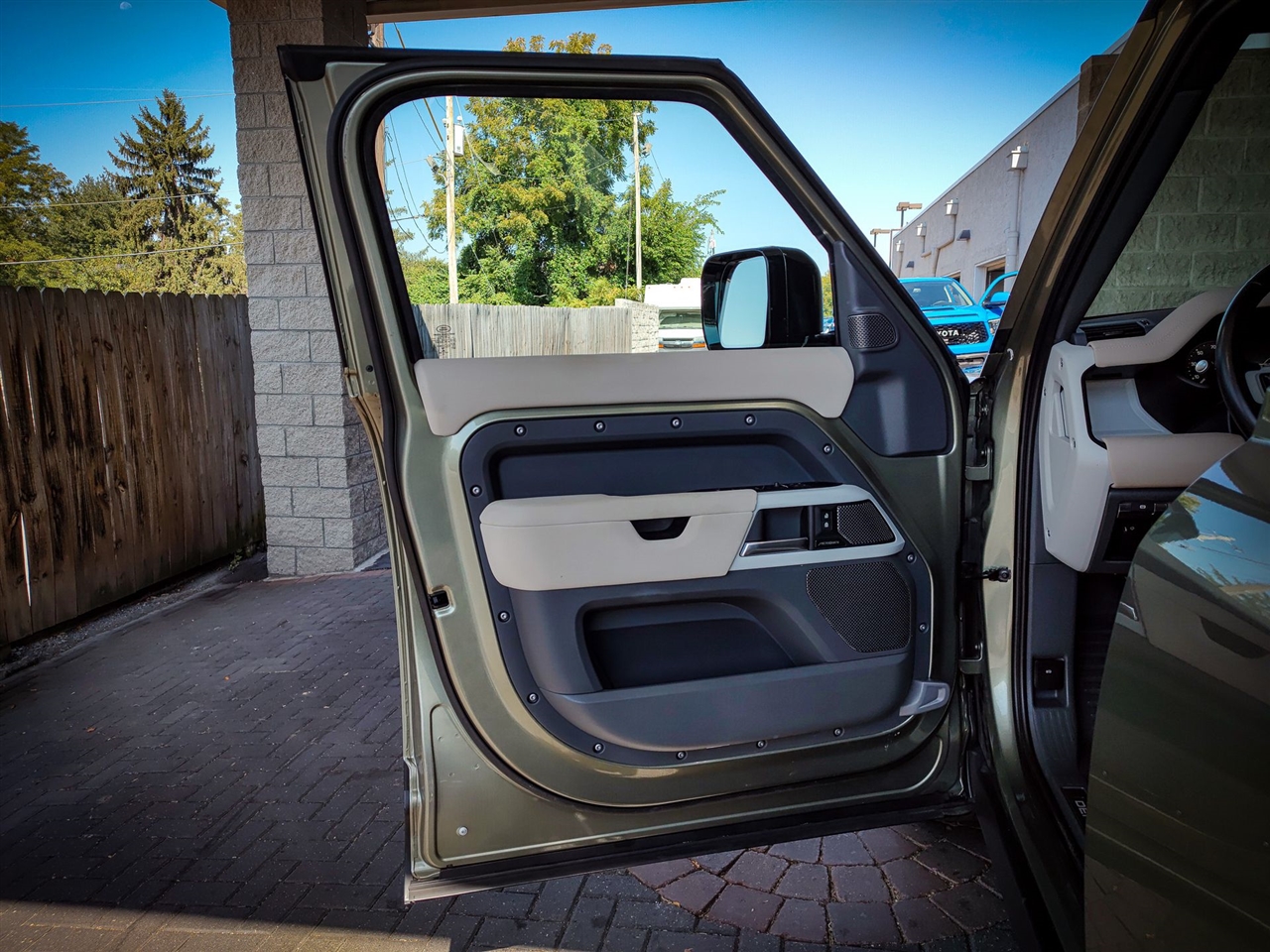 Land Rover Defender  2023