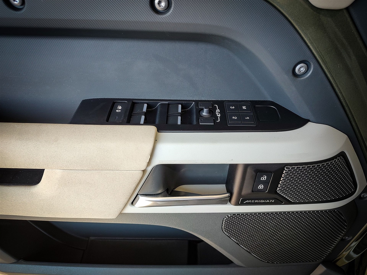 Land Rover Defender  2023