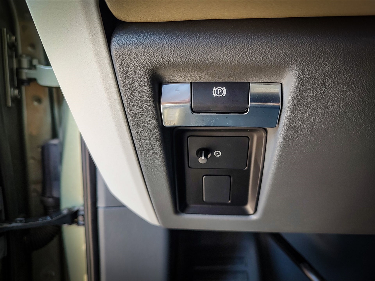 Land Rover Defender  2023