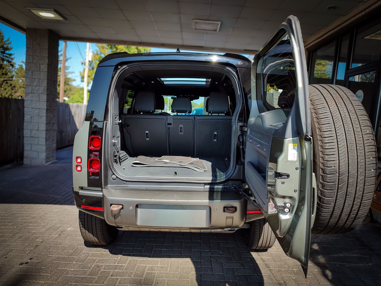 Land Rover Defender  2023