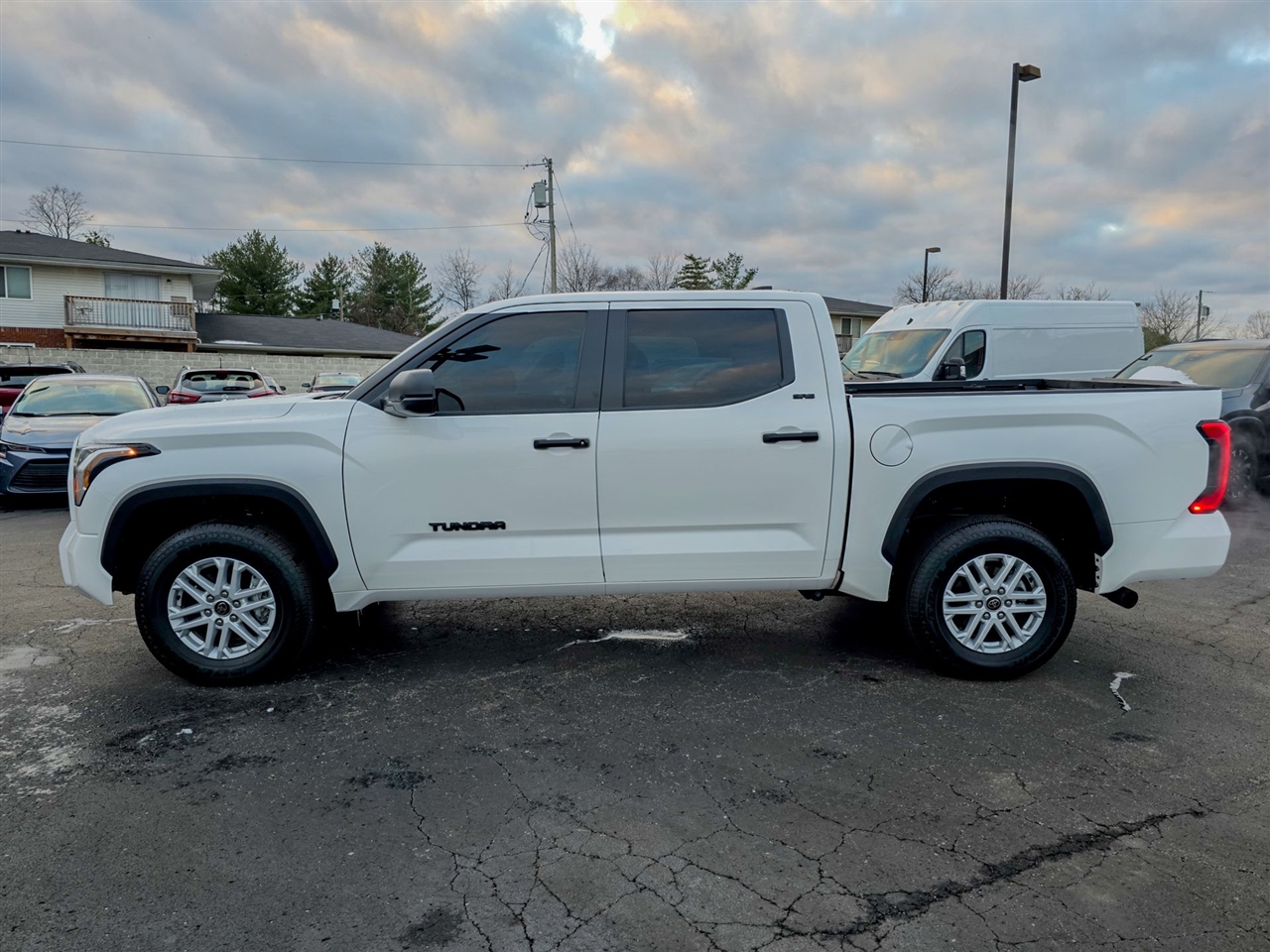 Toyota Tundra SR5 CrewMax 4WD 2024