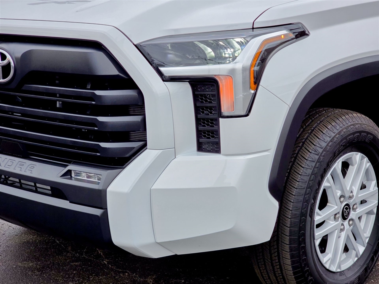 Toyota Tundra SR5 CrewMax 4WD 2024