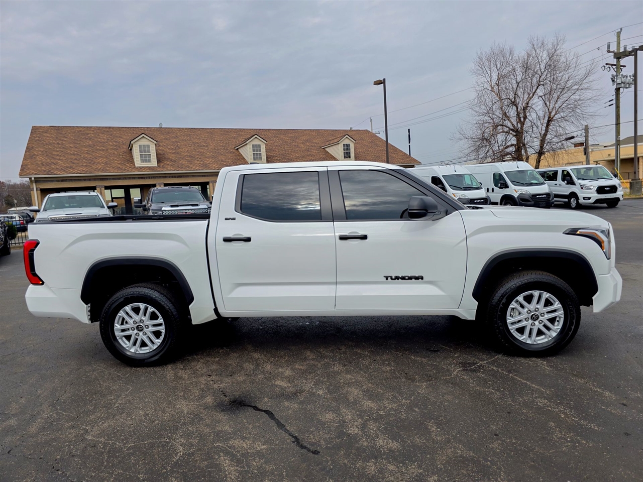 Toyota Tundra SR5 CrewMax 4WD 2024