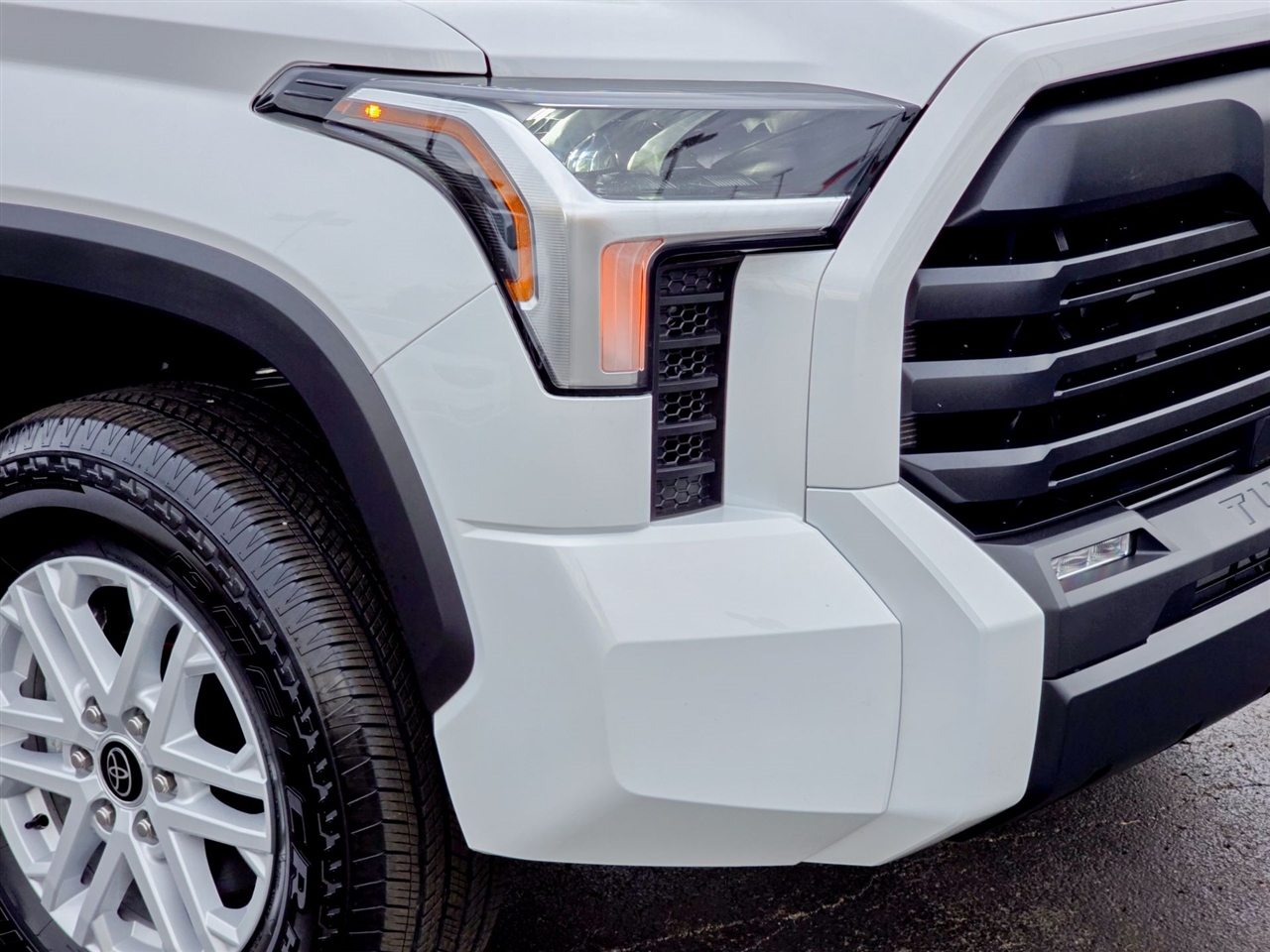 Toyota Tundra SR5 CrewMax 4WD 2024