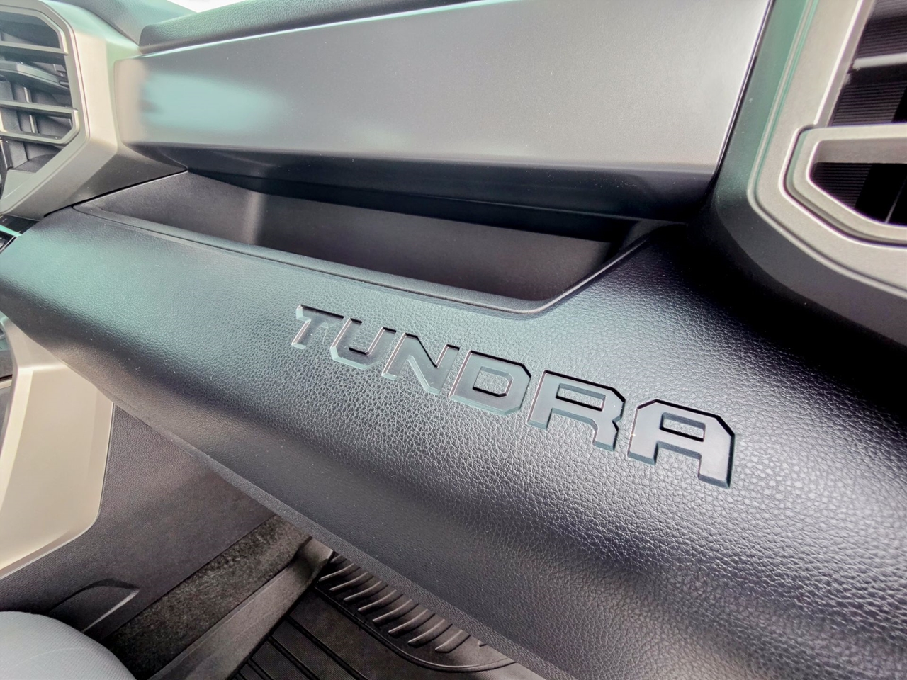 Toyota Tundra SR5 CrewMax 4WD 2024