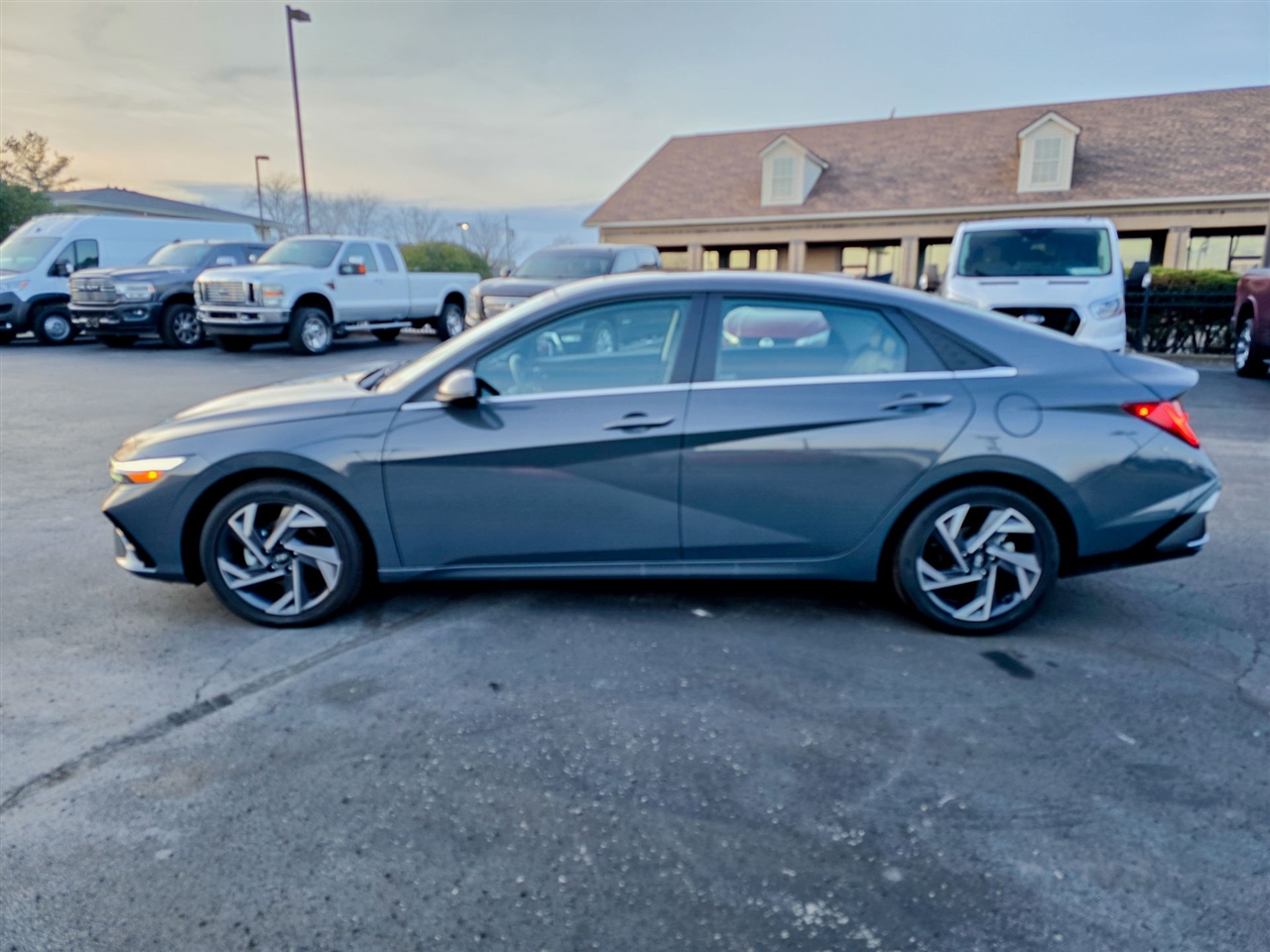 Hyundai Elantra Hybrid  2025