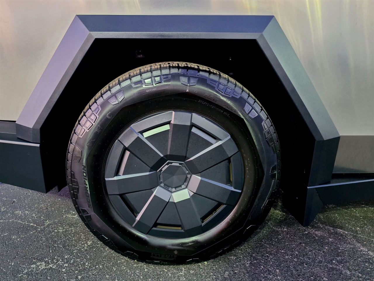 Tesla Cybertruck  2025