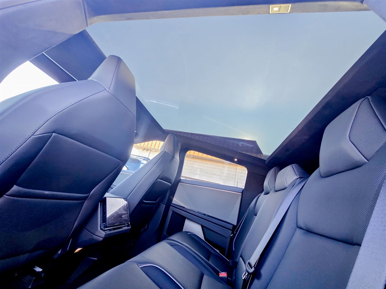 Tesla Cybertruck  2025