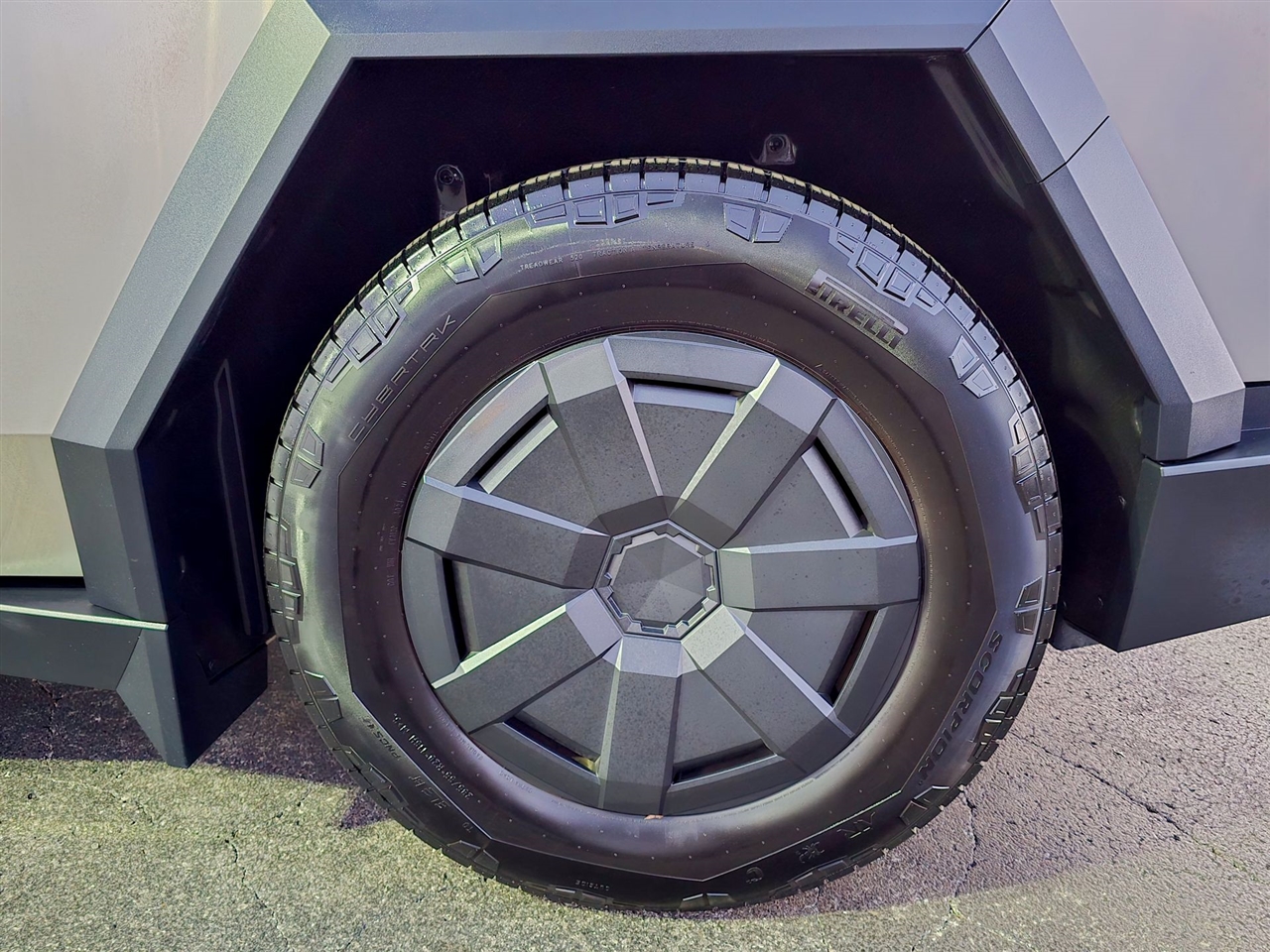 Tesla Cybertruck  2025