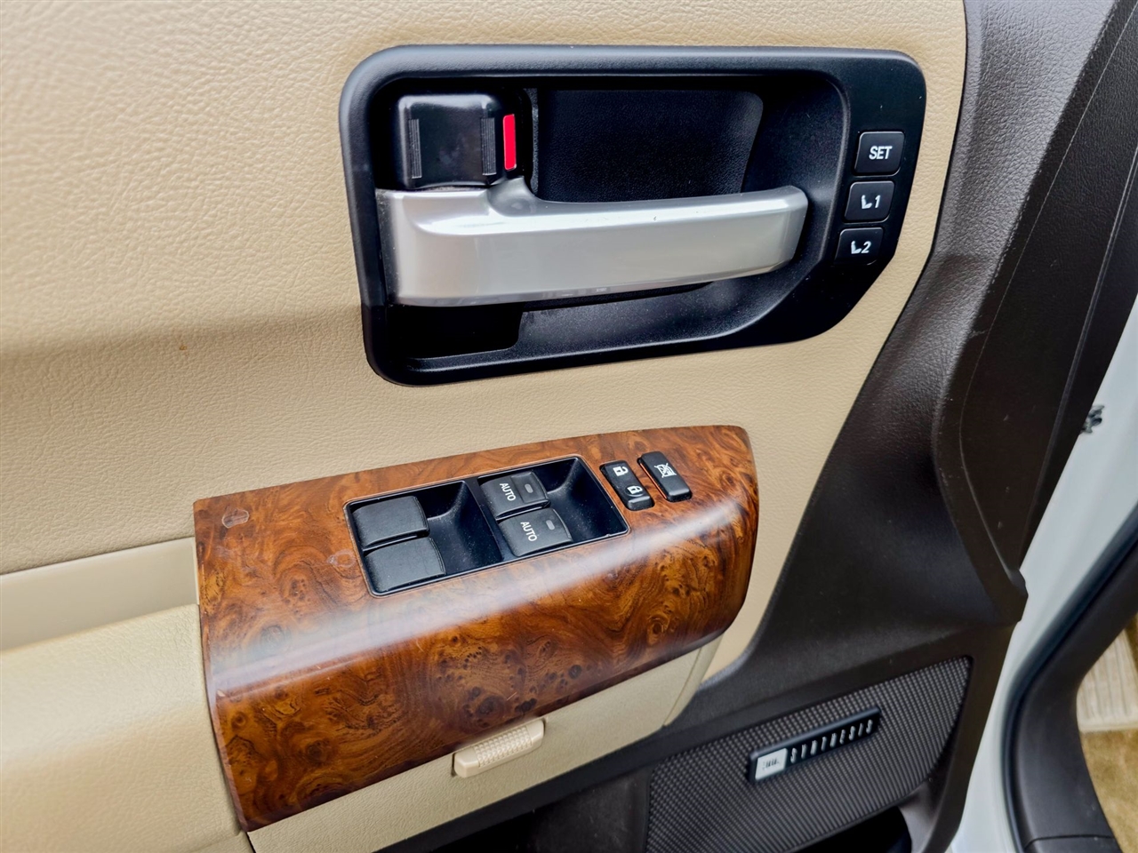 Toyota Sequoia  2010