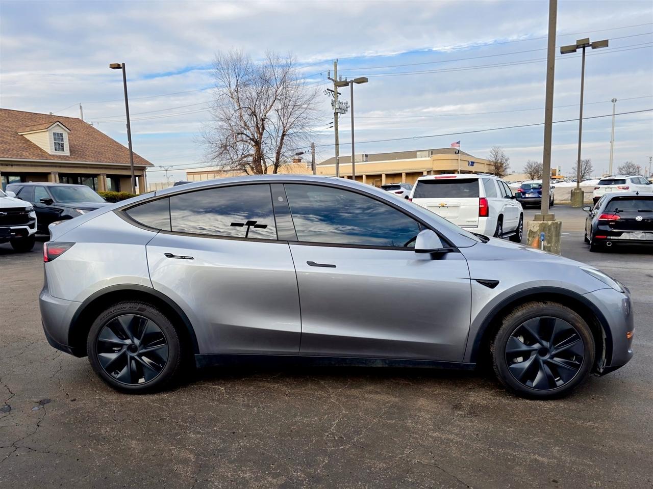 Tesla Model Y  2024