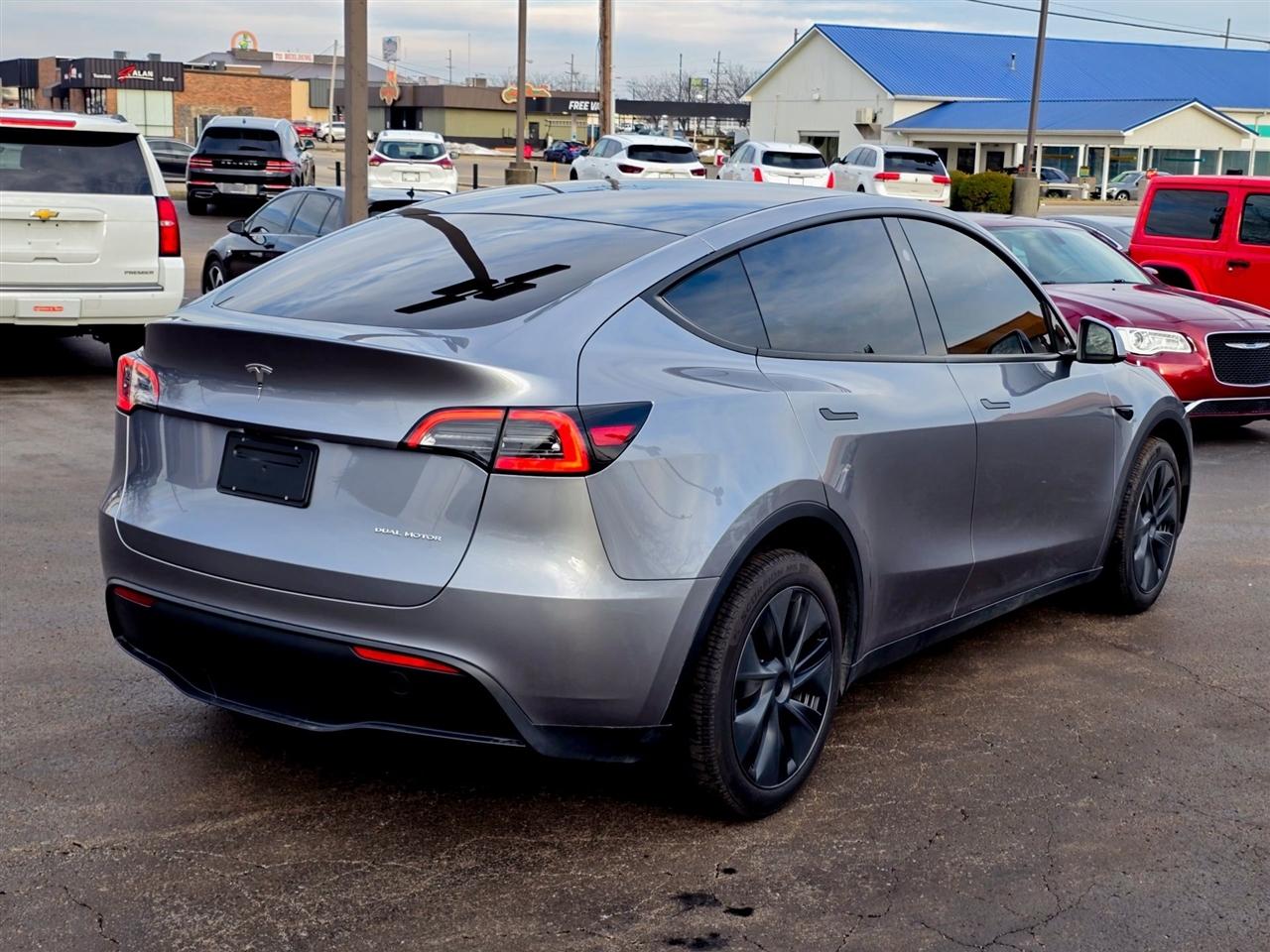 Tesla Model Y  2024
