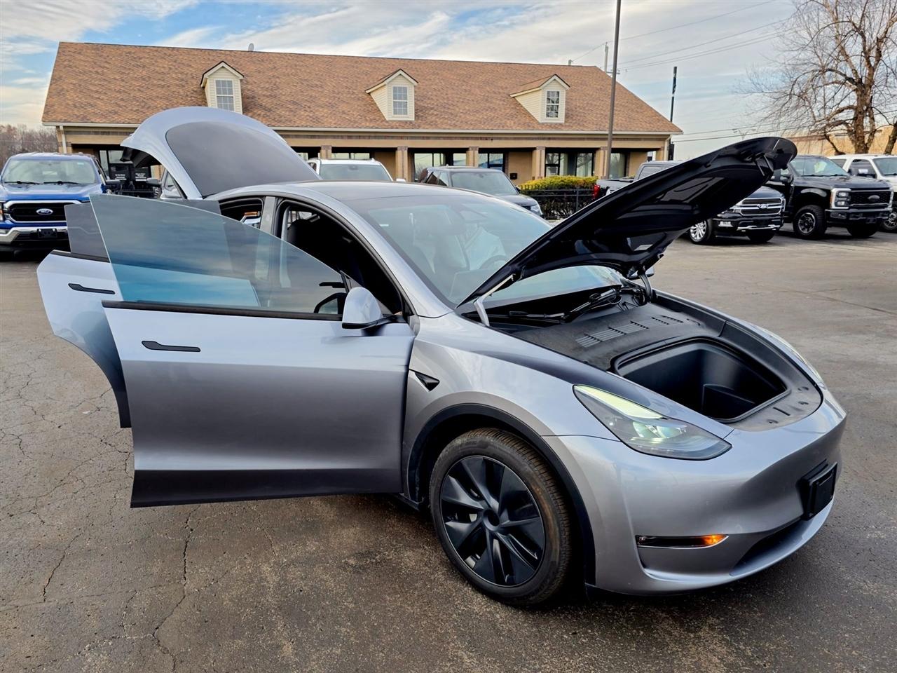 Tesla Model Y  2024