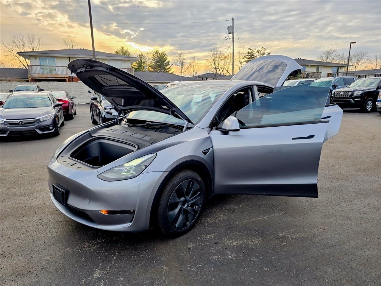 Tesla Model Y  2024