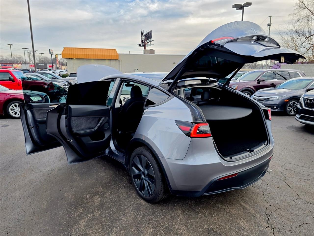 Tesla Model Y  2024