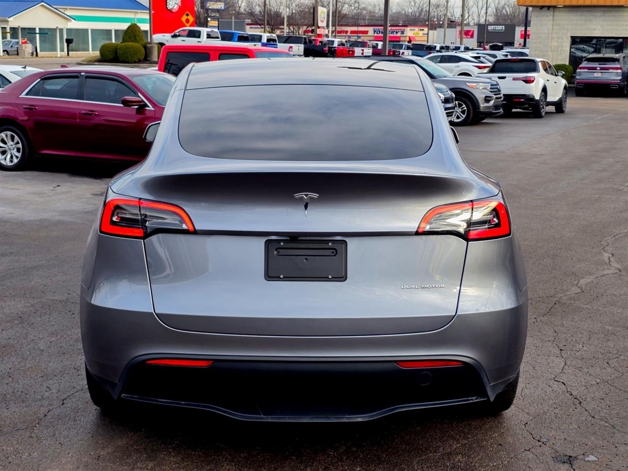 Tesla Model Y  2024
