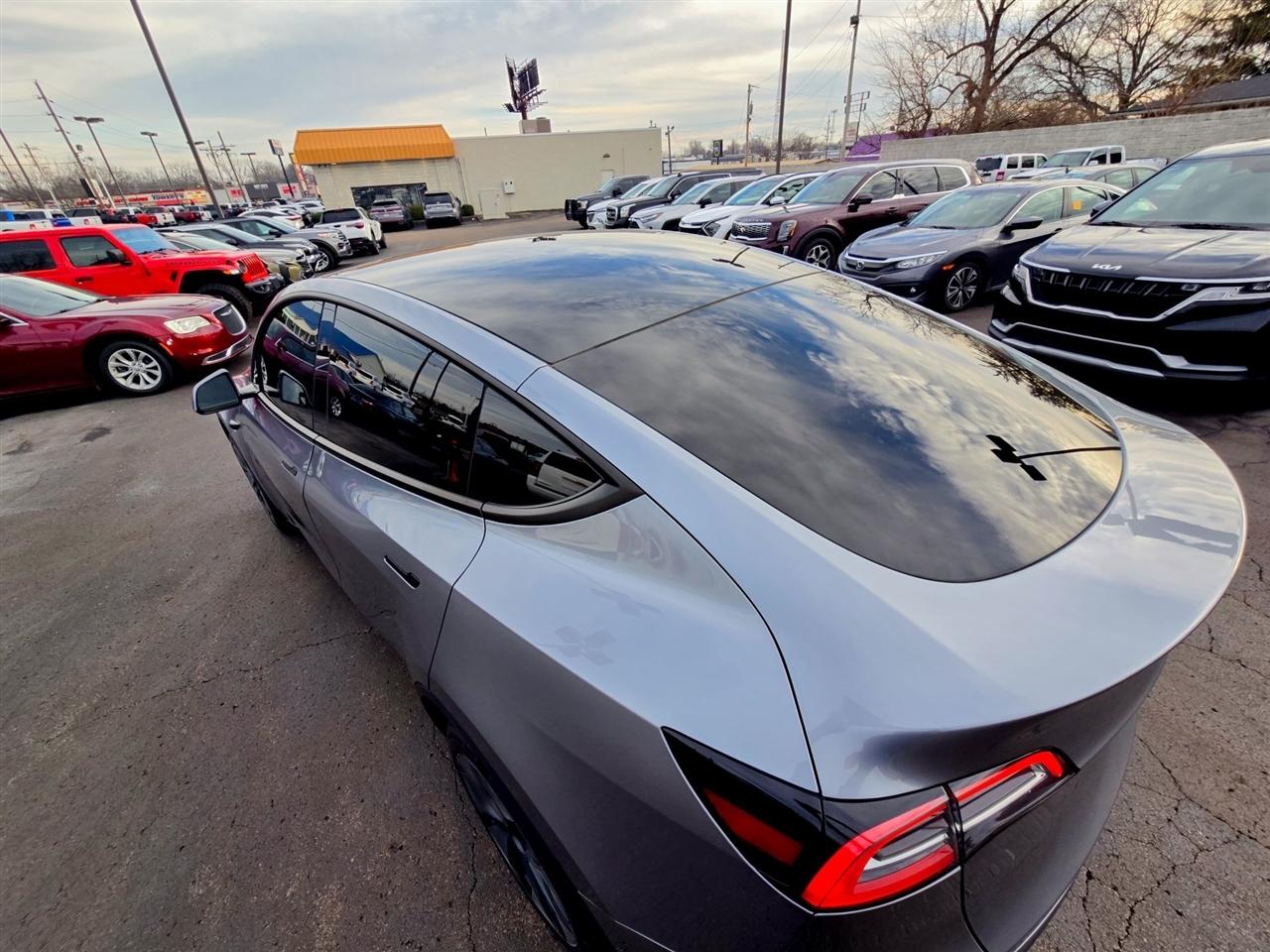 Tesla Model Y  2024