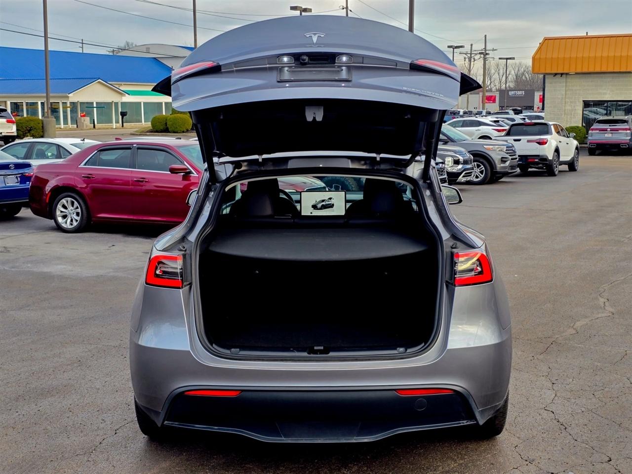 Tesla Model Y  2024