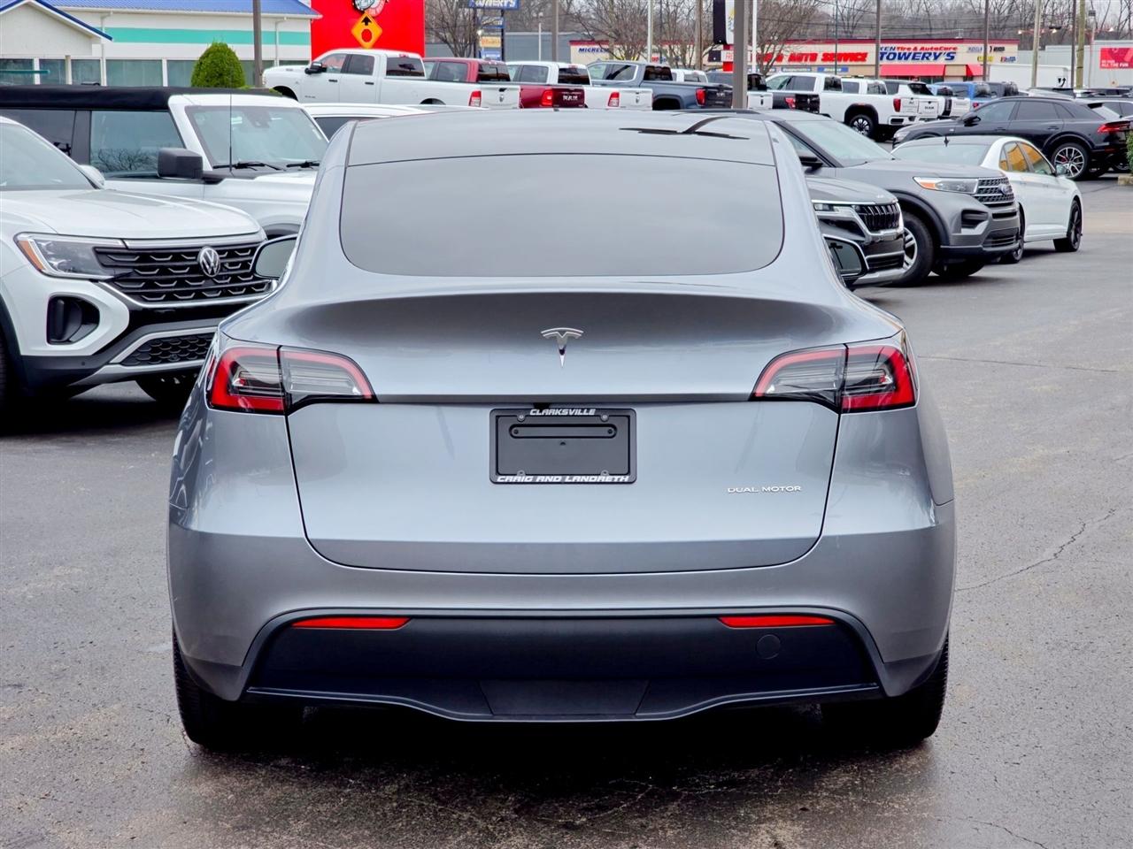 Tesla Model Y  2024