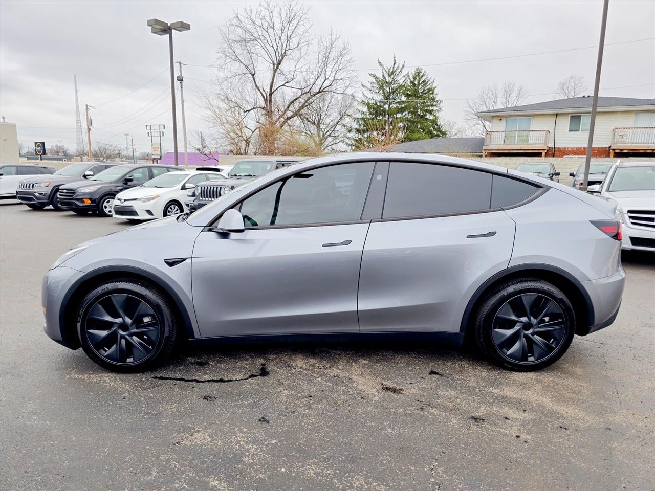 Tesla Model Y  2024