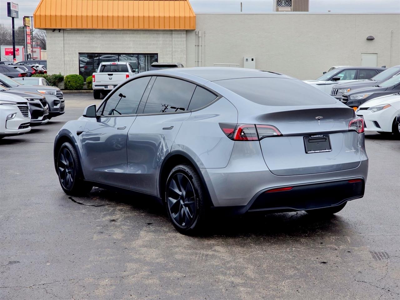 Tesla Model Y  2024