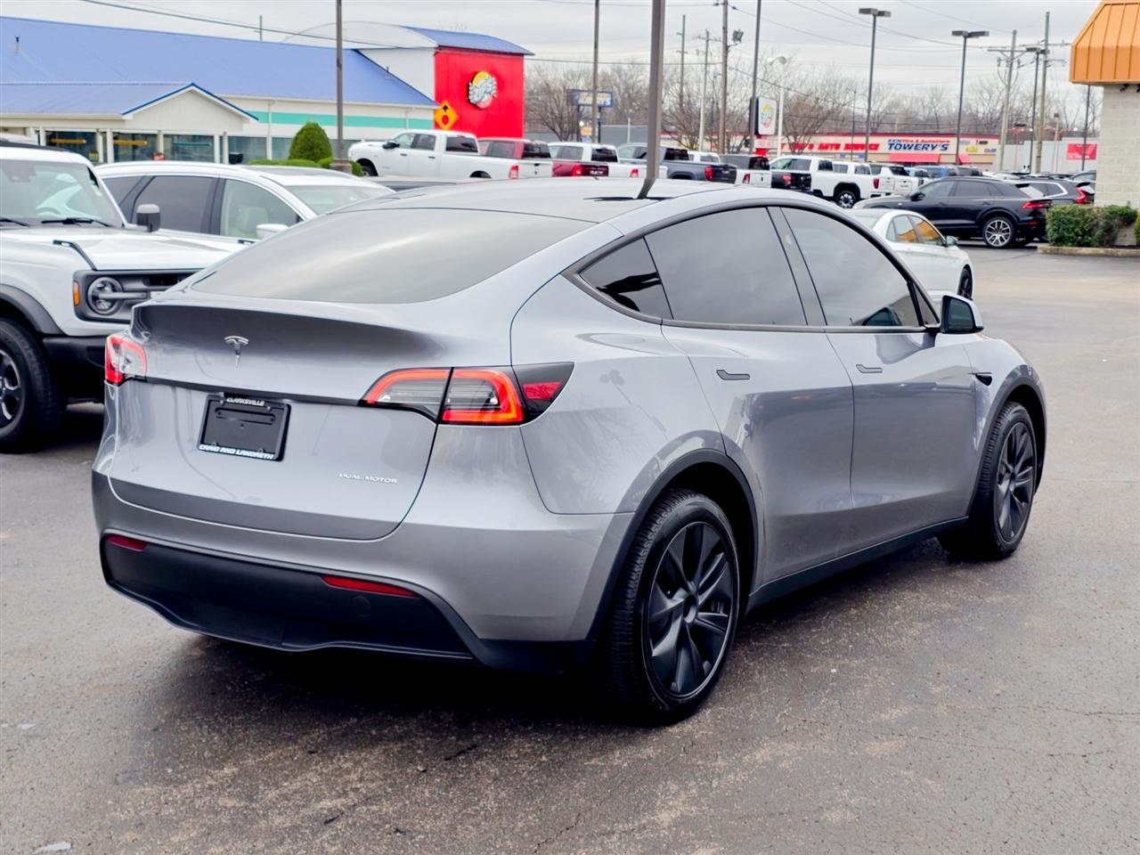 Tesla Model Y  2024