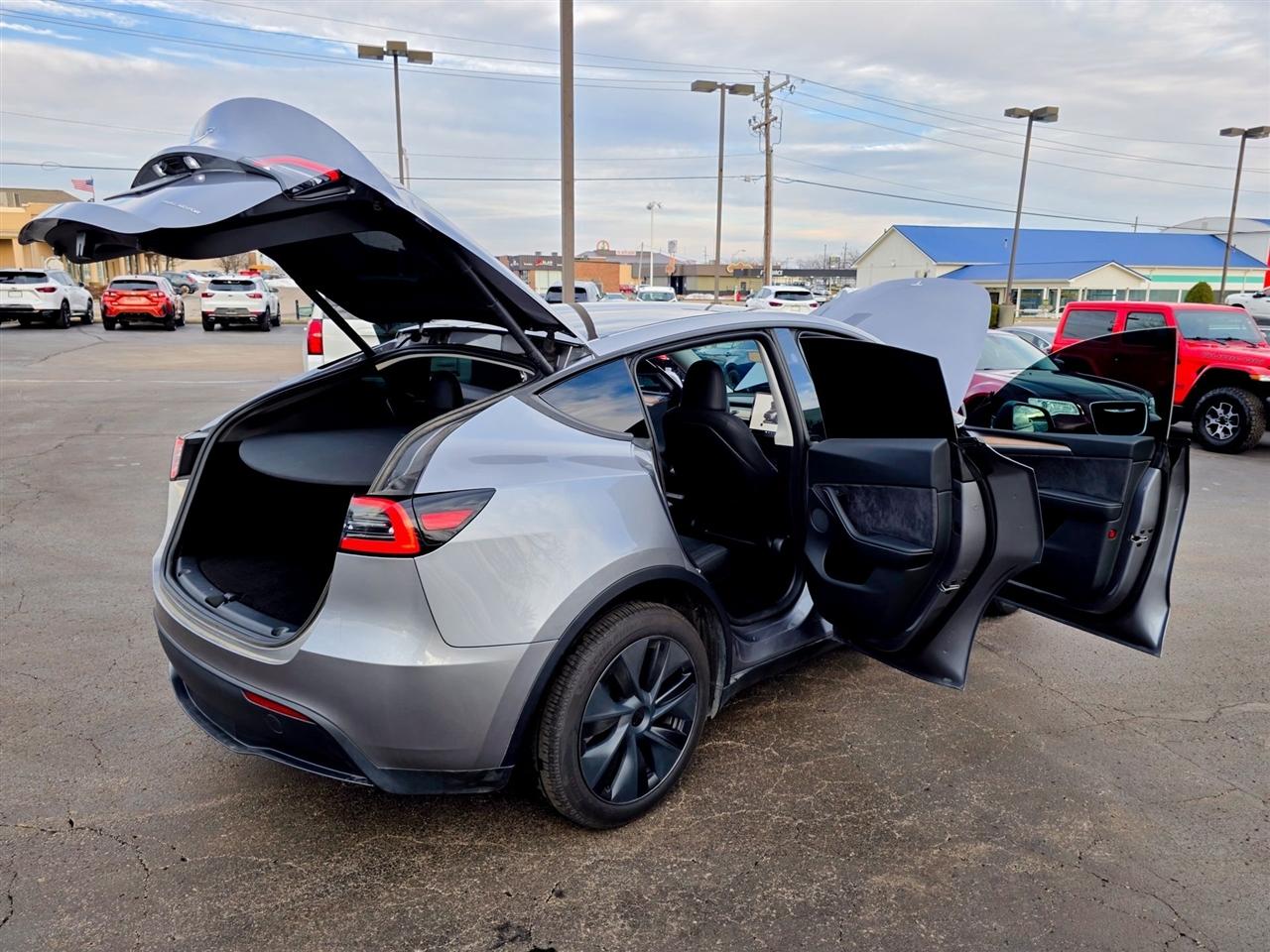 Tesla Model Y  2024