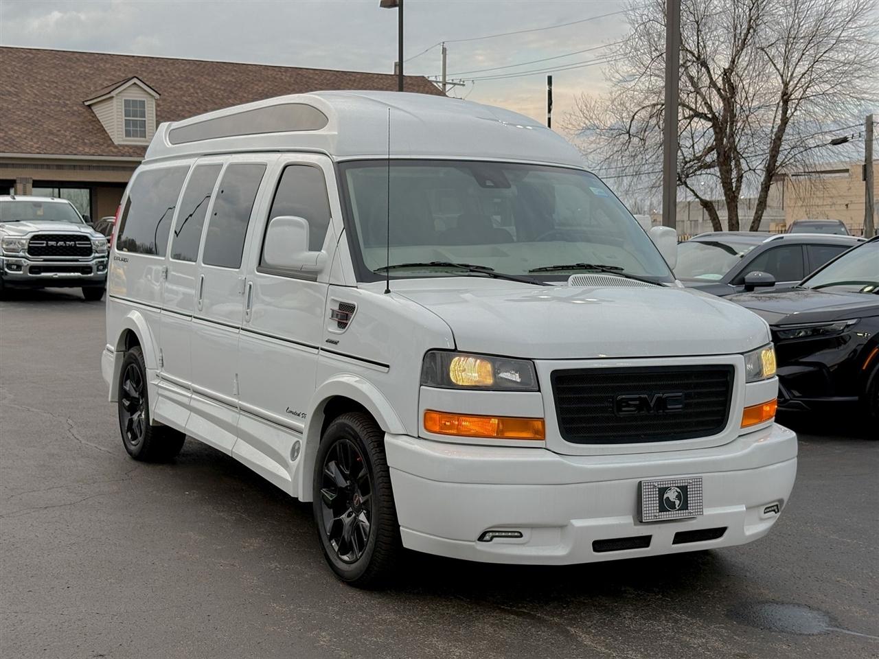 GMC Savana Cargo Van  2025