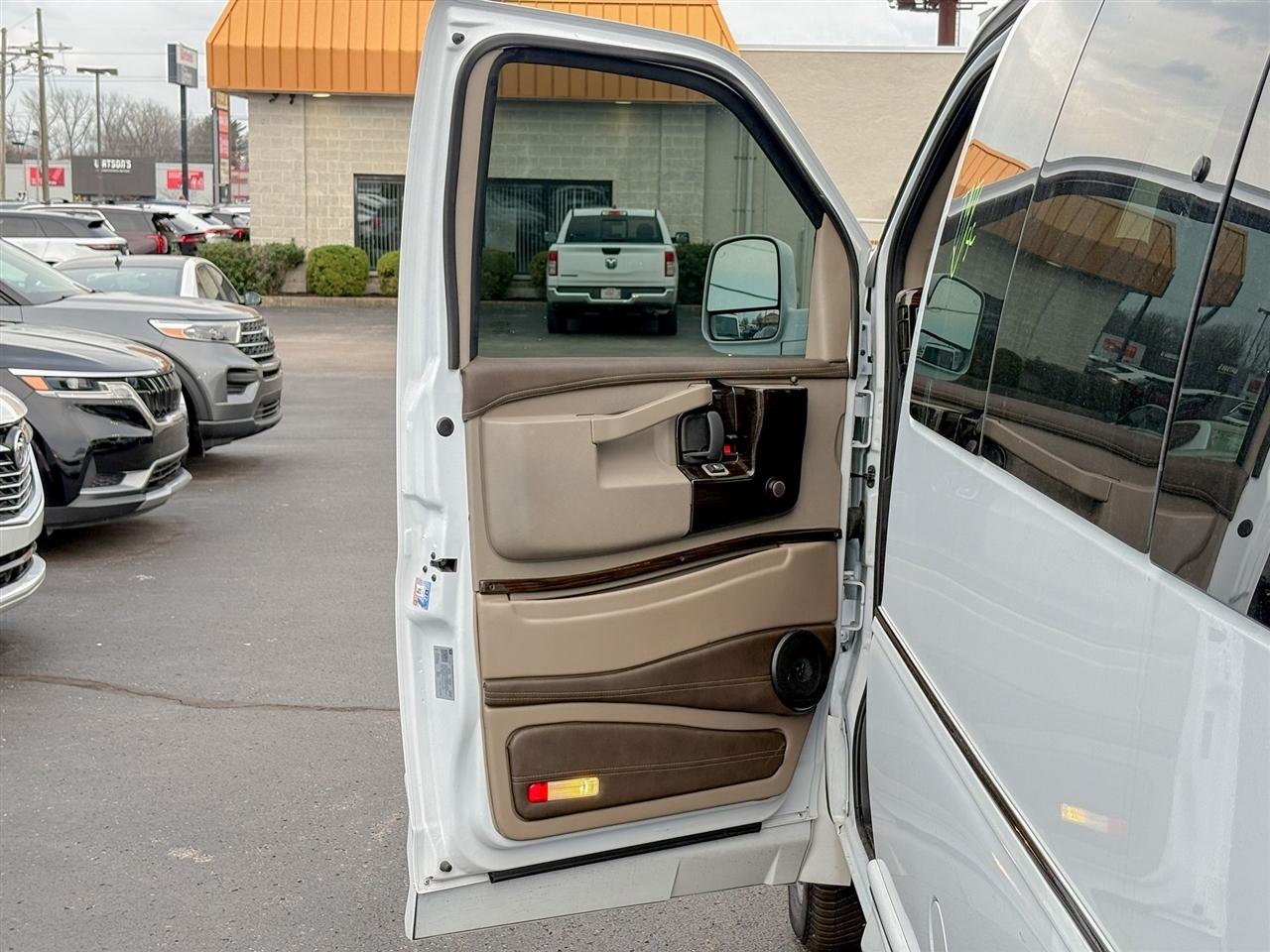 GMC Savana Cargo Van  2025