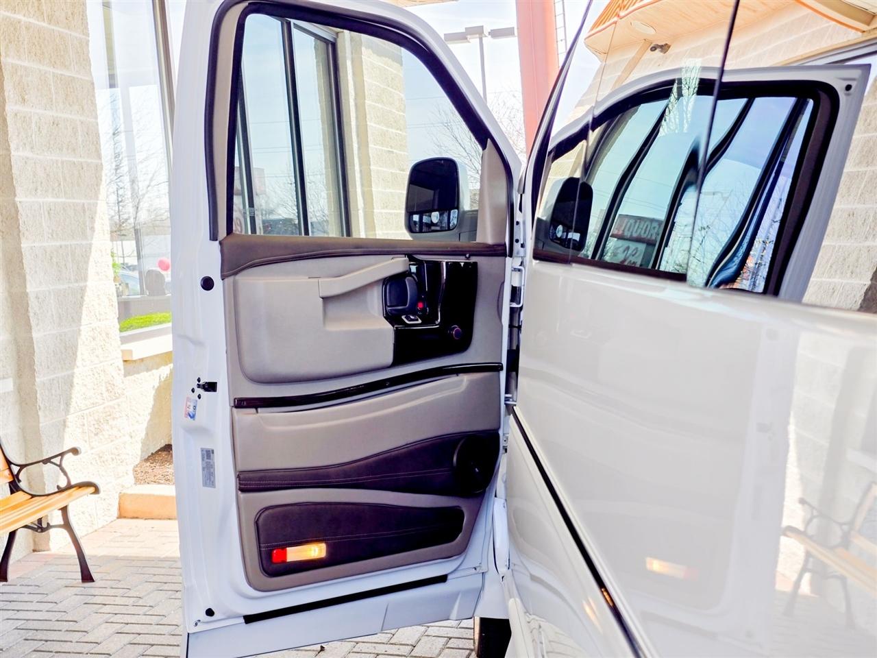 GMC Savana Cargo Van  2025