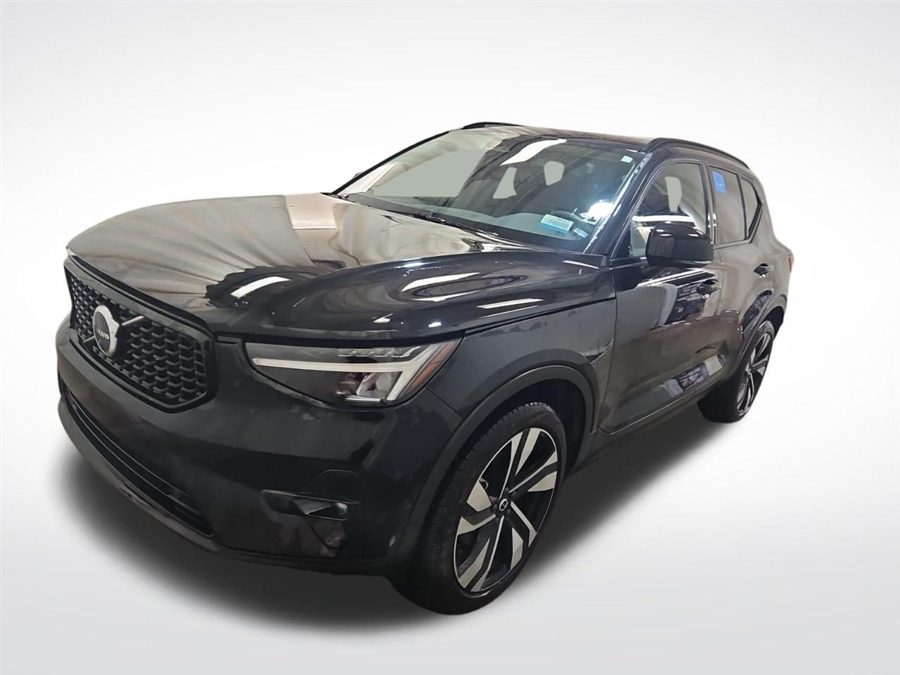 2024 Volvo XC40 B5 Plus Dark Theme