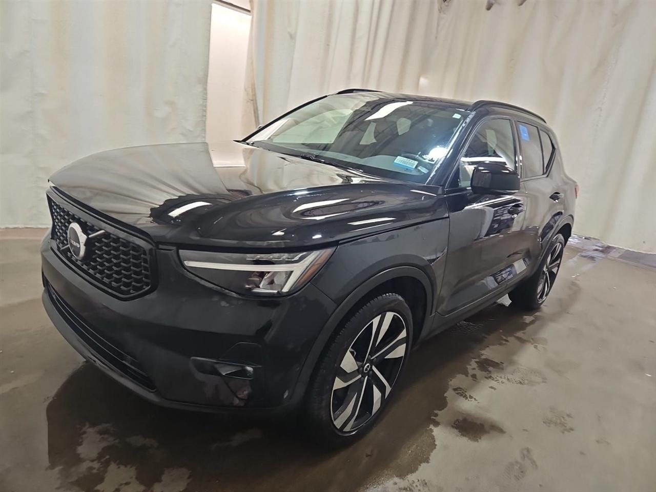 2024 Volvo XC40 B5 Plus Dark Theme