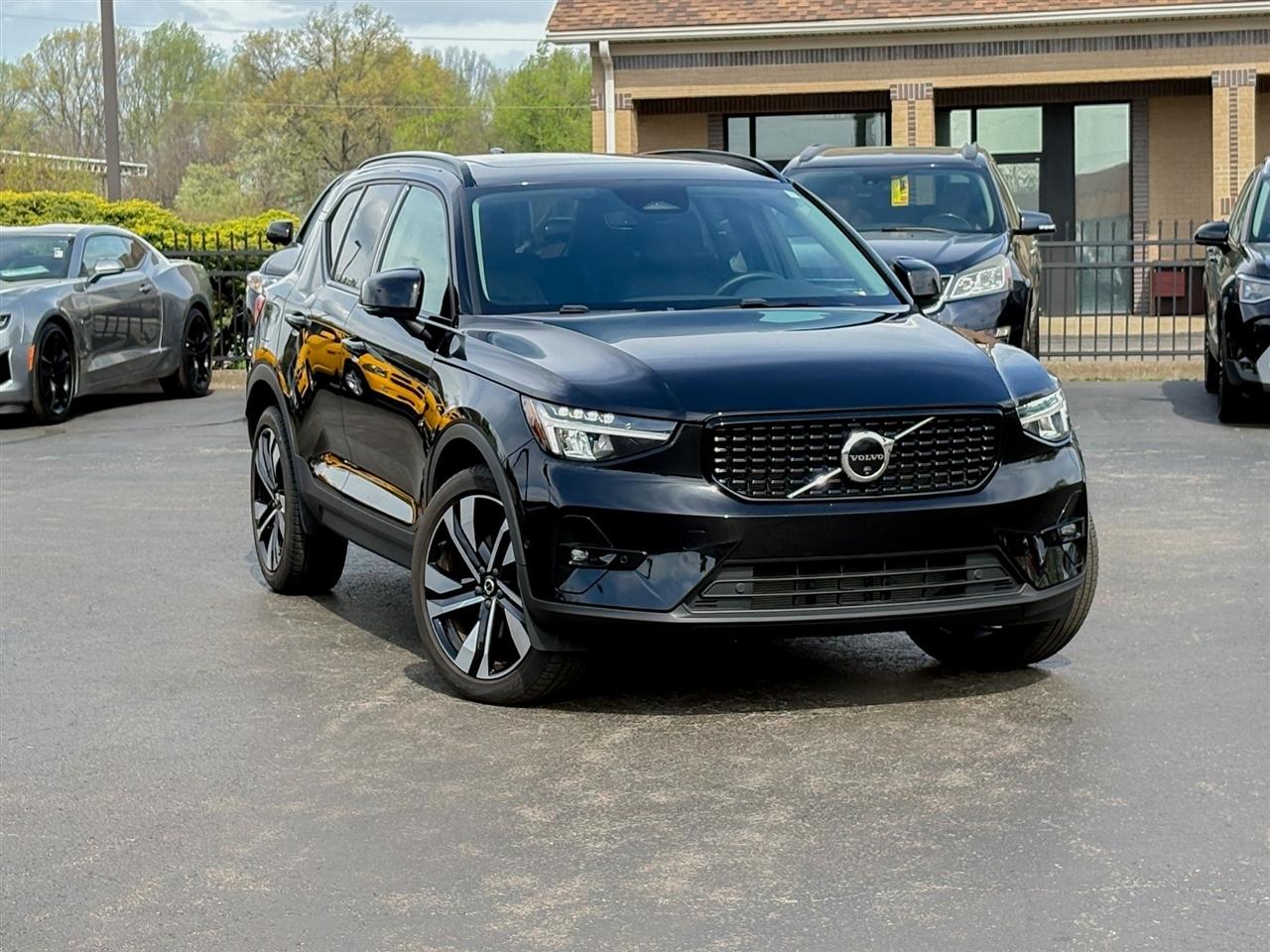 2024 Volvo XC40 B5 Plus Dark Theme