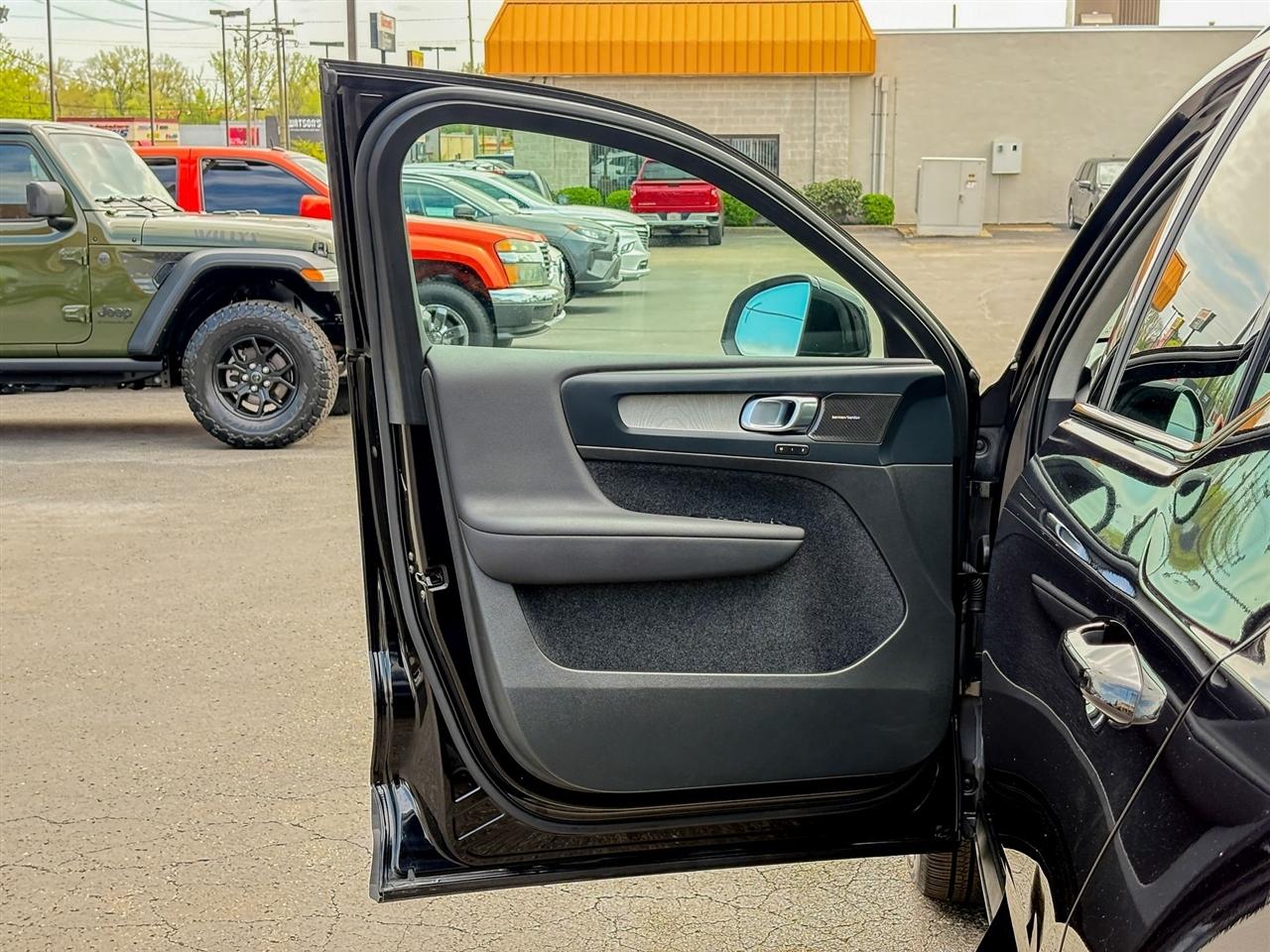 Volvo XC40 B5 Plus Dark AWD 2024