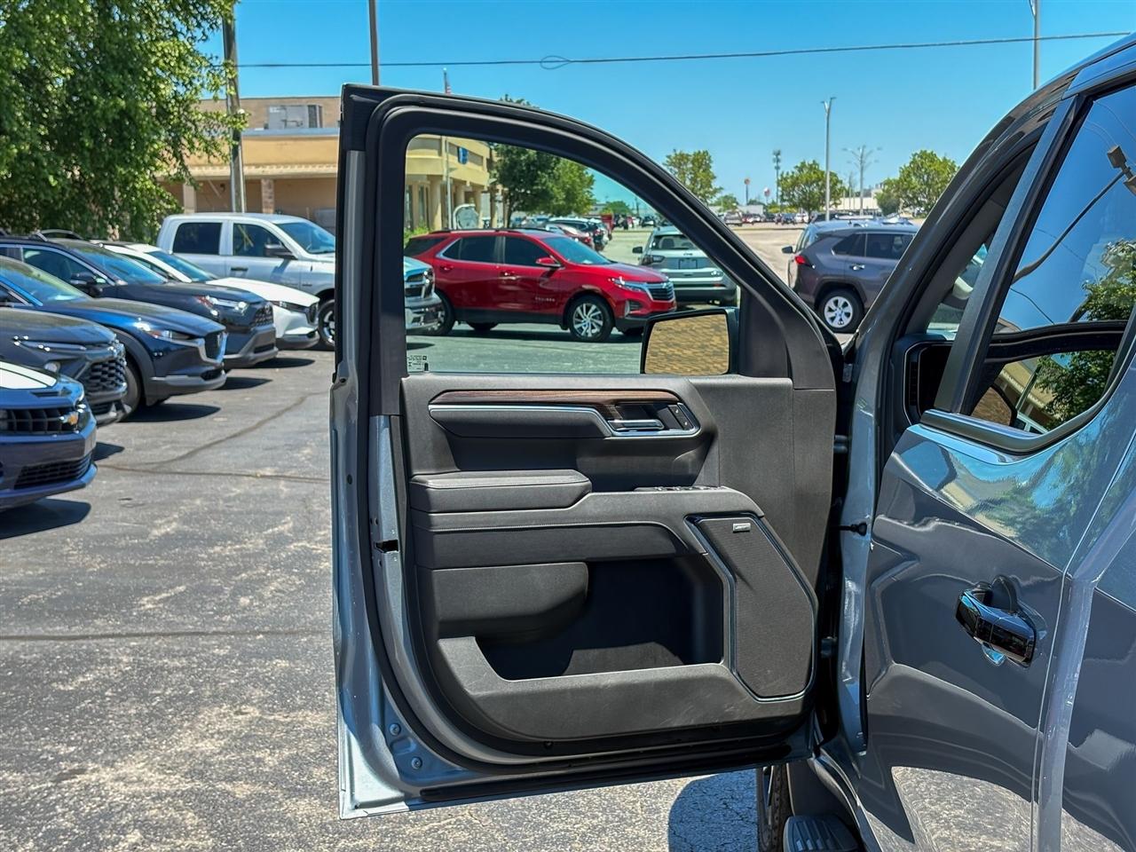 Chevrolet Silverado 1500 LT Trail Boss Crew Cab 4WD 2025