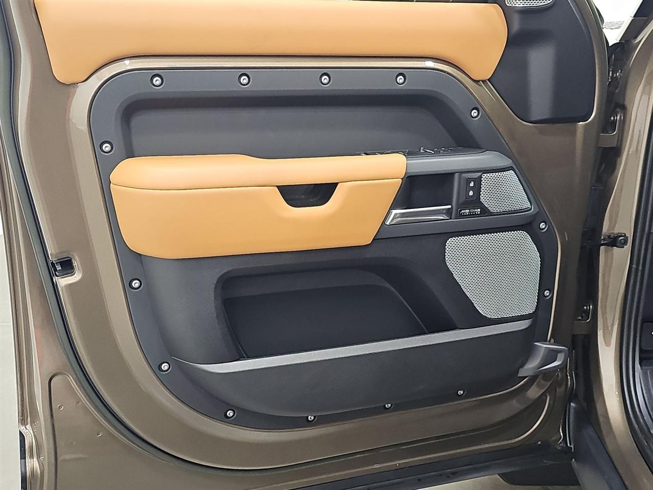 Land Rover Defender  2023