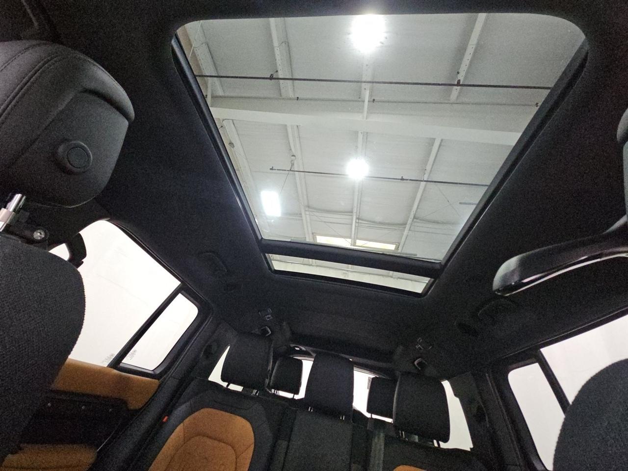 Land Rover Defender  2023