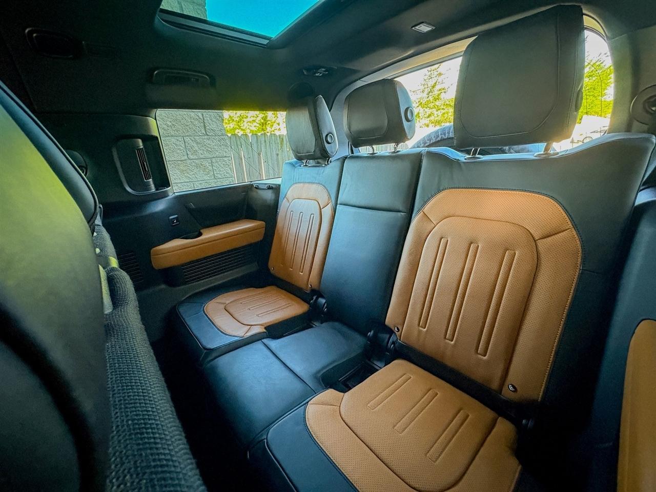 Land Rover Defender  2023