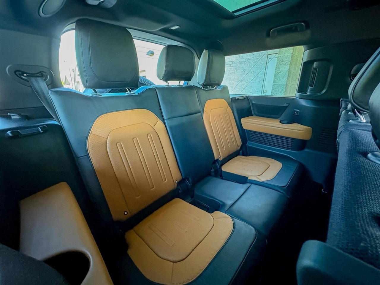 Land Rover Defender  2023