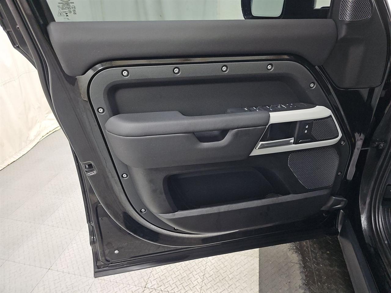 Land Rover Defender  2024